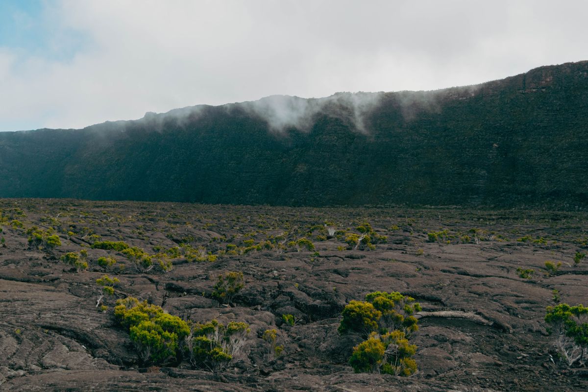 Champ de lave figée et rempart au pied du Piton de la Fournaise