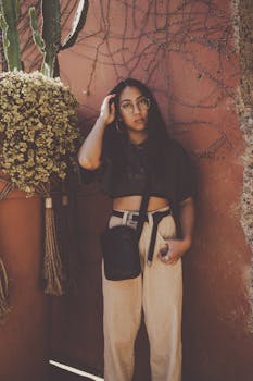 在洛杉矶户外拍摄一位戴眼镜的年轻女子的休闲时尚照片