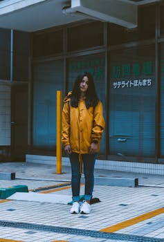 东京街头，一位穿着黄色夹克的时尚年轻女子