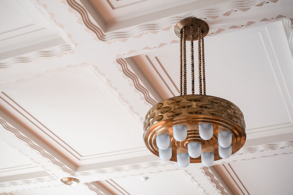 Art deco woonkamer met gouden accenten. Art deco woonkamer met gouden accenten.