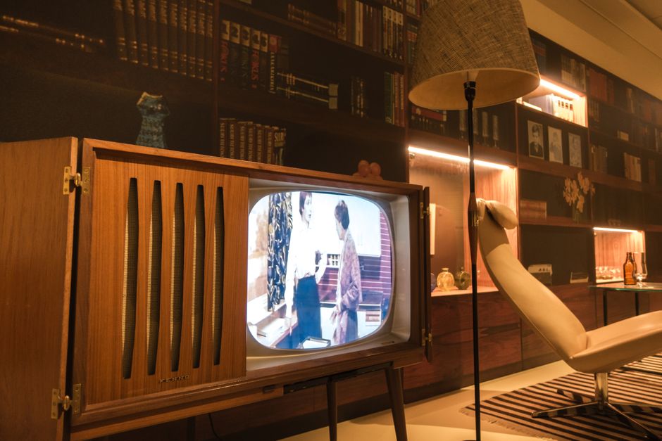 Sharp Debuts Monolithic Mega Tv Sharp Debuts Monolithic Mega Tv