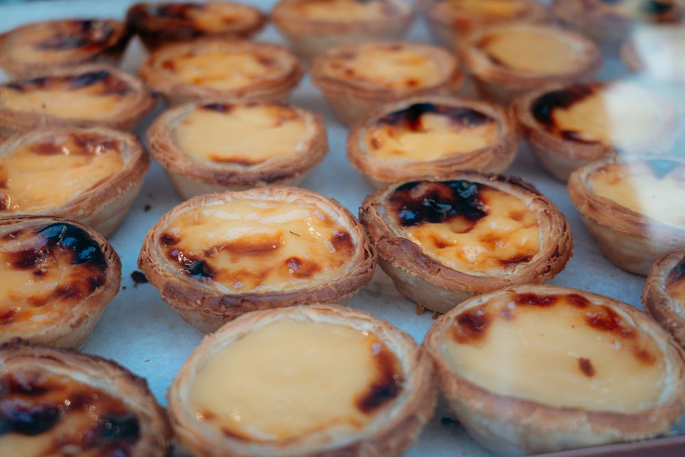 Pastéis de nata portugueses recién hechos, espolvoreados con canela