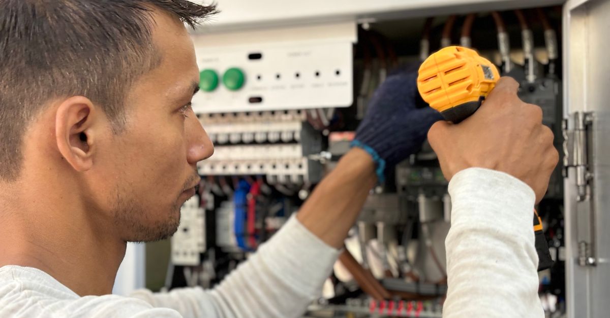 Electricista trabajando en una instalación eléctrica