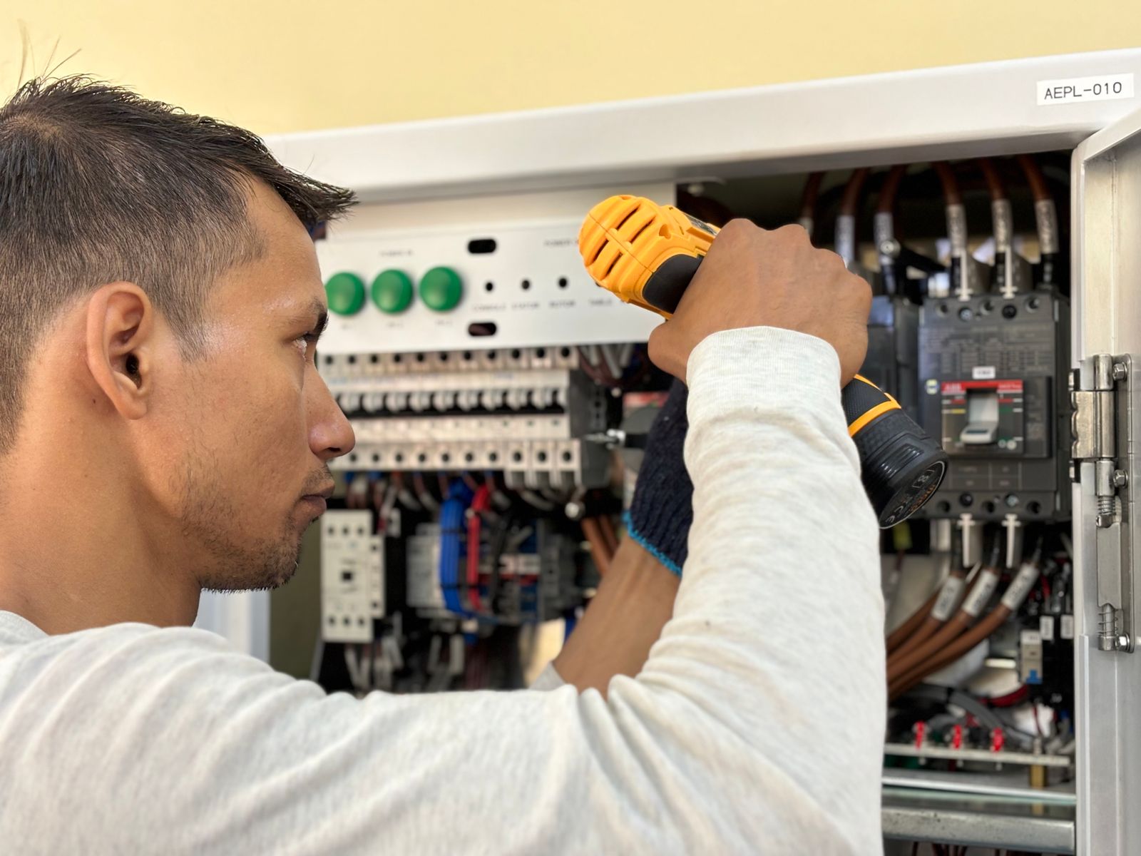 Elektricien werkt professioneel aan een moderne elektrische verdeelkast