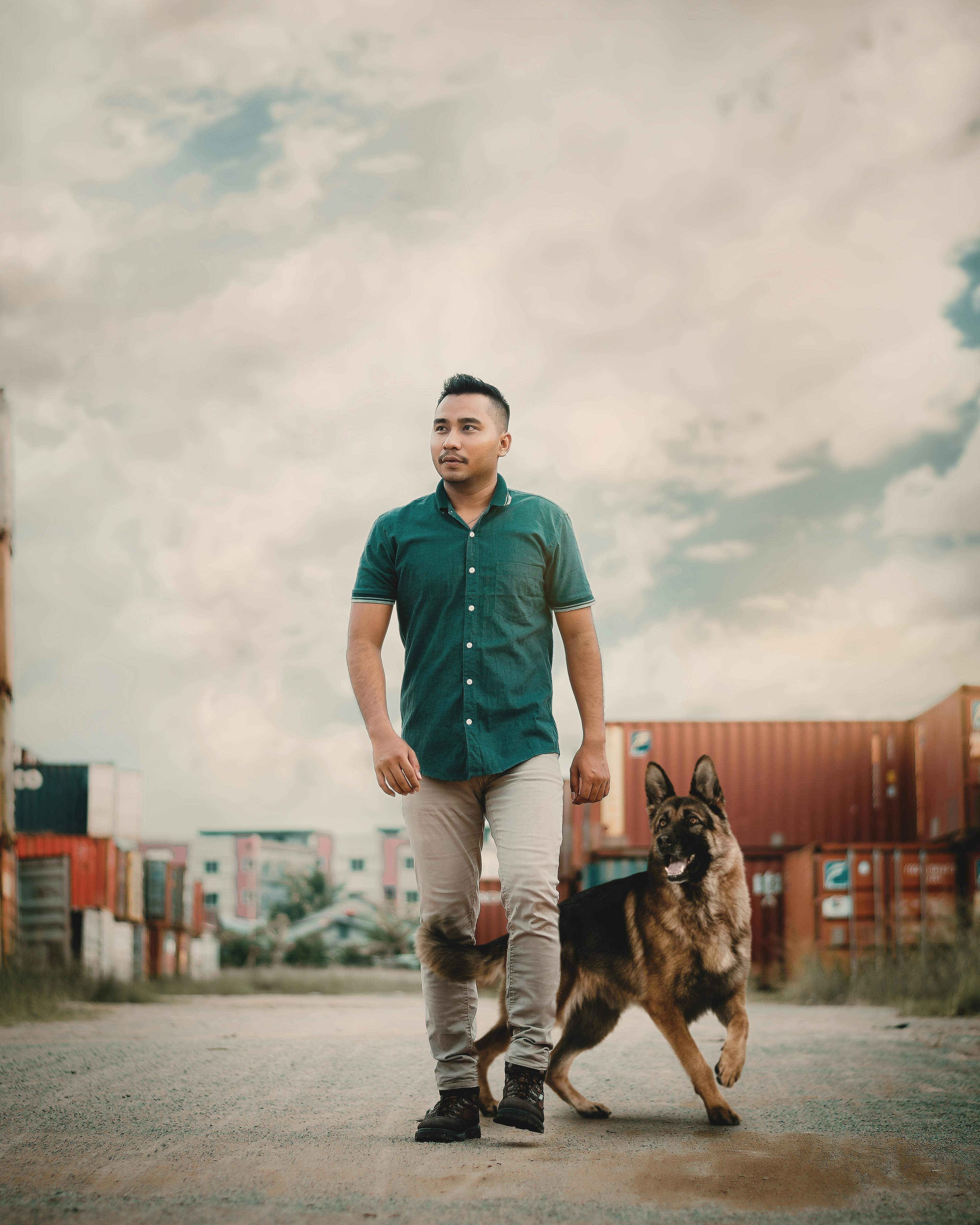 Homme se promenant avec son chien | Photo : Pexels