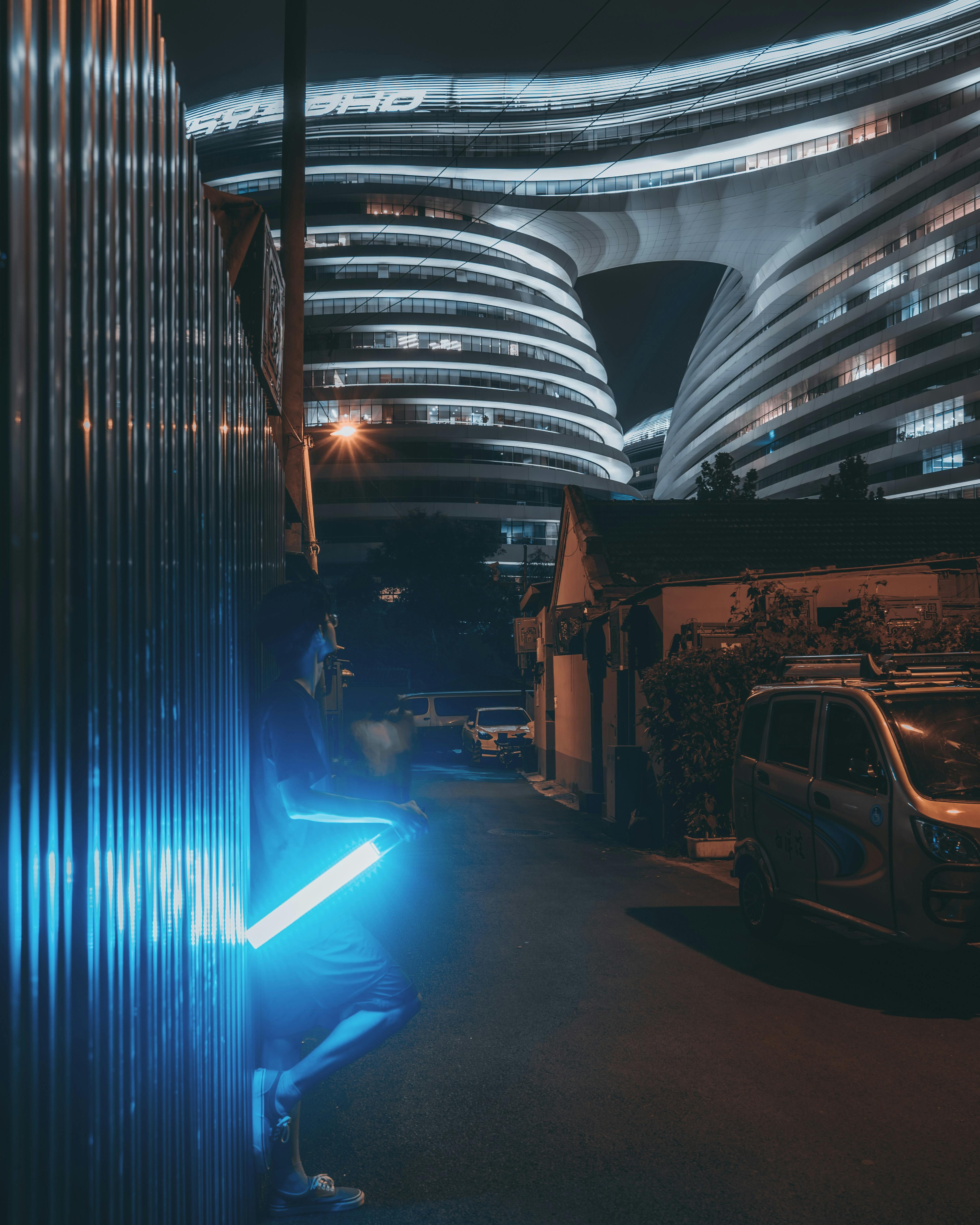 霓虹灯与未来派建筑，构成了现代城市的夜间景观