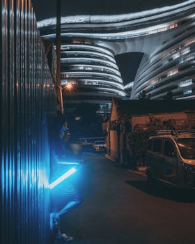 霓虹灯与未来派建筑，构成了现代城市的夜间景观