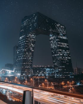 北京中央电视台总部在夜间拍摄时，城市灯光和交通如下