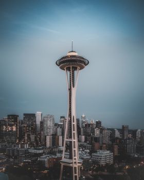 黄昏时分，太空针塔点缀着西雅图的天际线，展现出城市建筑的壮丽景色