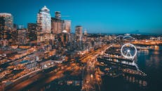 西雅图夜晚的天际线令人惊叹，摩天轮和海滨的灯光交相辉映