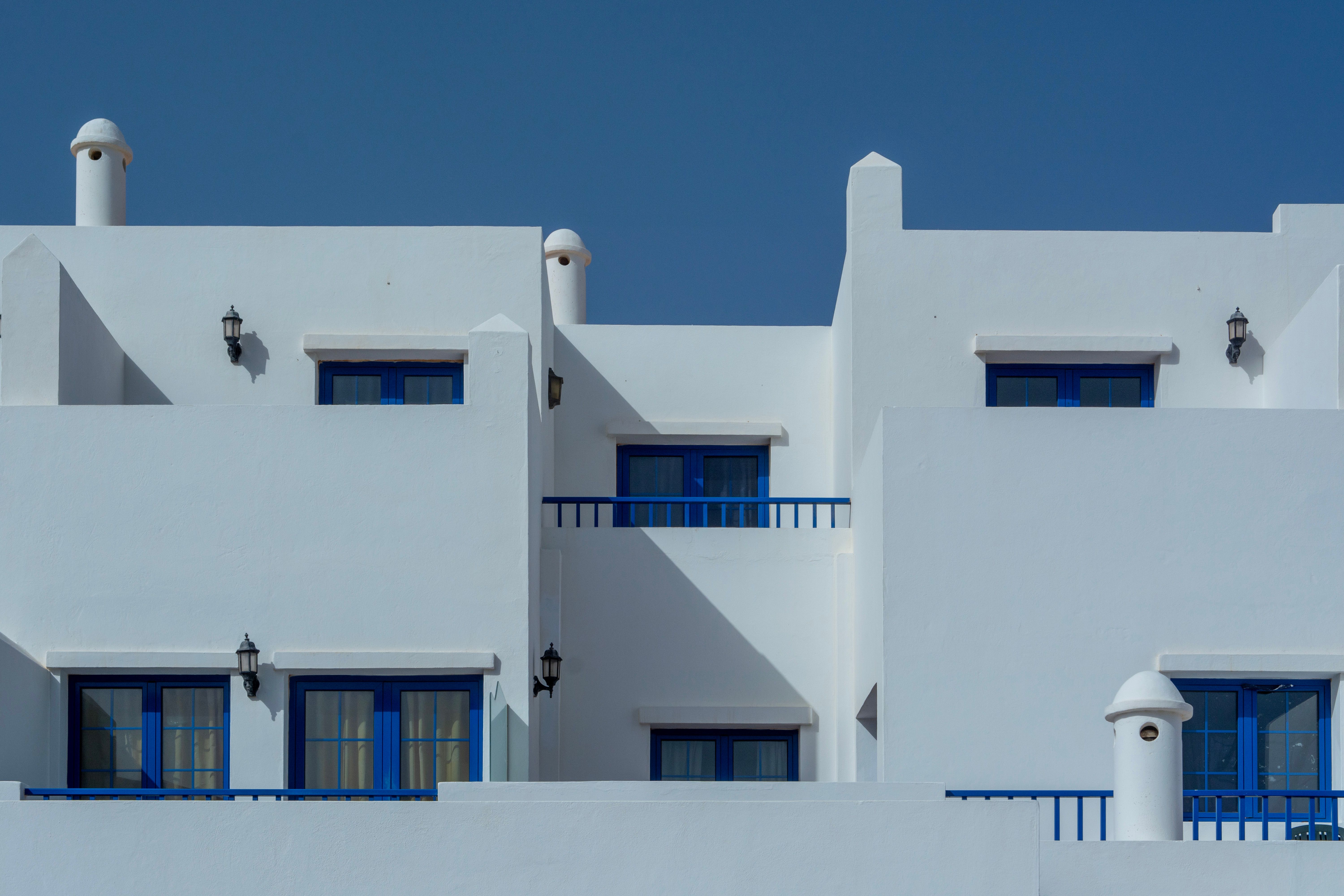Façades d’immeubles résidentiels, à l’image du bâti de marbella.