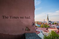 塔林风景的背景是涂鸦墙和历史悠久的教堂尖顶