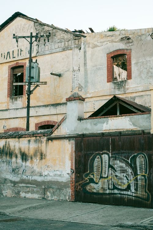 Free A decaying urban building with graffiti, showcasing street art in a city setting. Stock Photo
