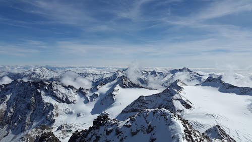 Montañas Cubiertas De Nieve