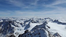 意大利斯特尔维奥山峰位于特伦蒂诺-阿尔托阿迪杰，白雪皑皑的景色令人惊叹