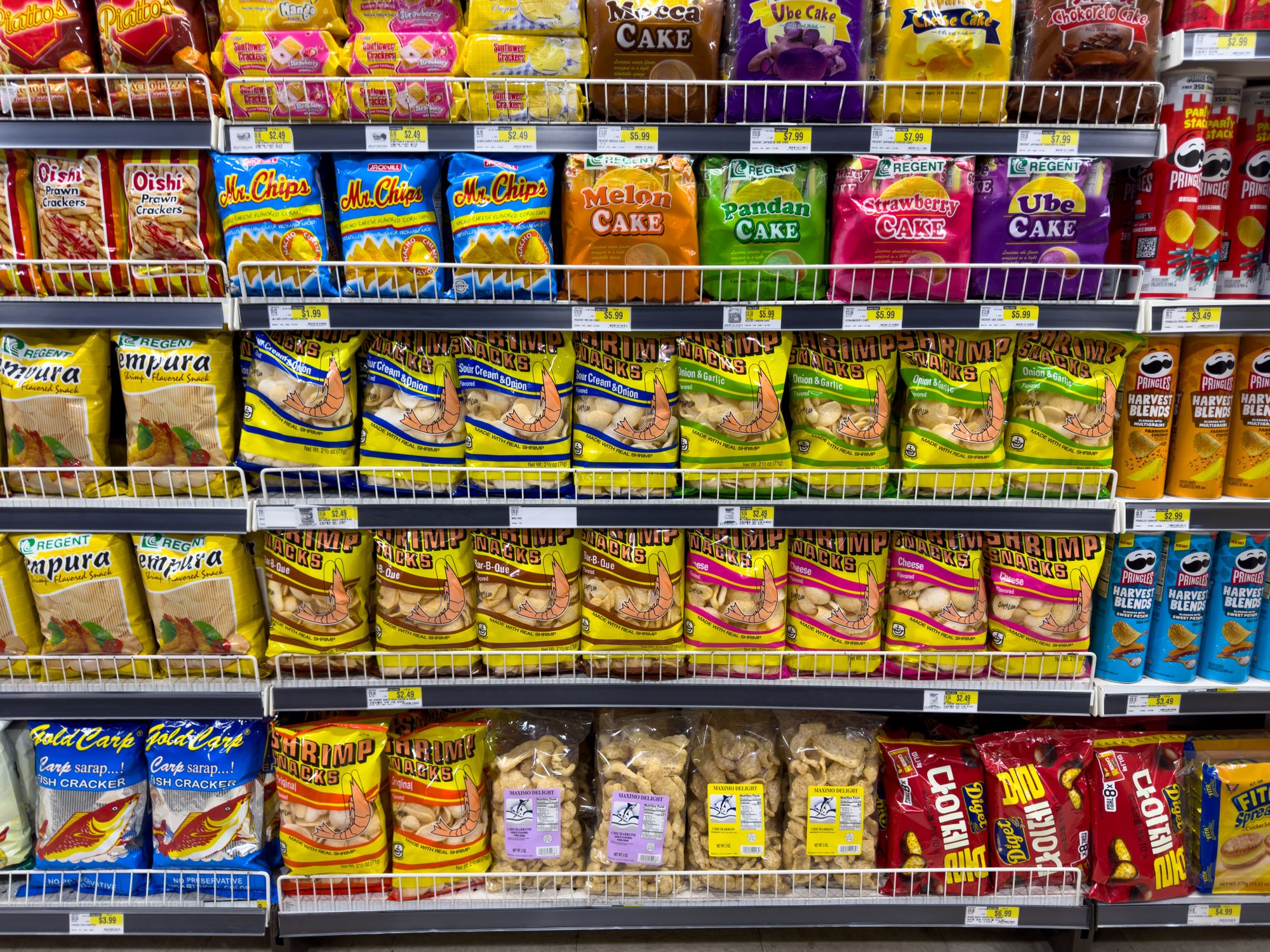 Snacks Outlets A shelf with snacks and snacks on it · Free Stock Photo