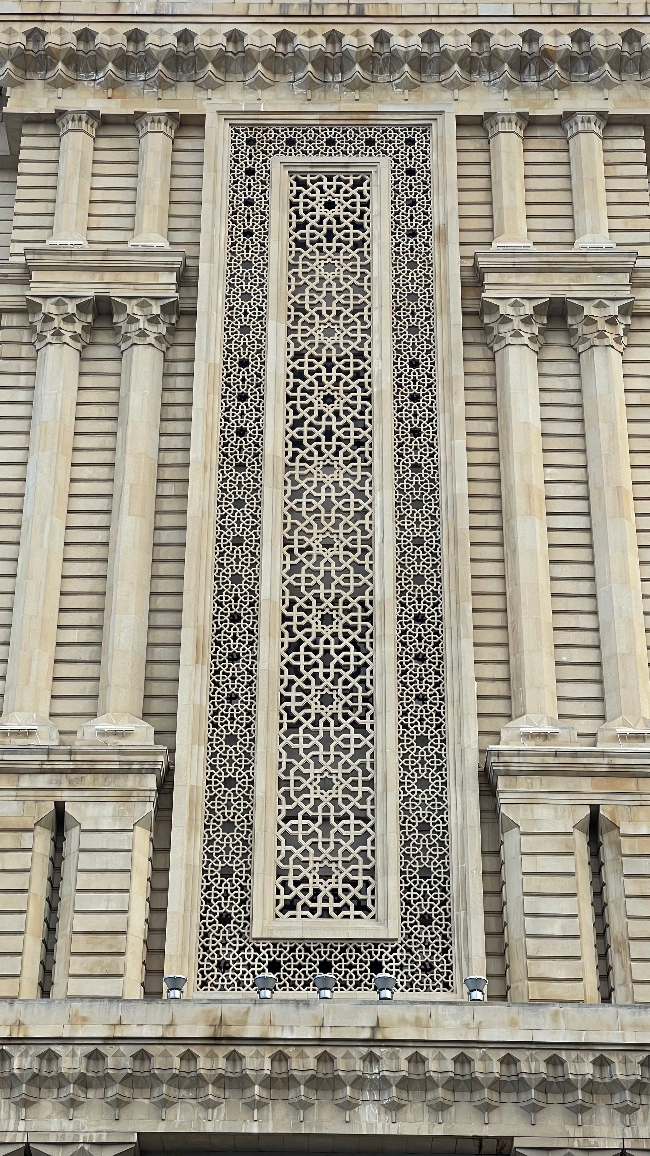 A decorative design on the side of a building · Free Stock Photo