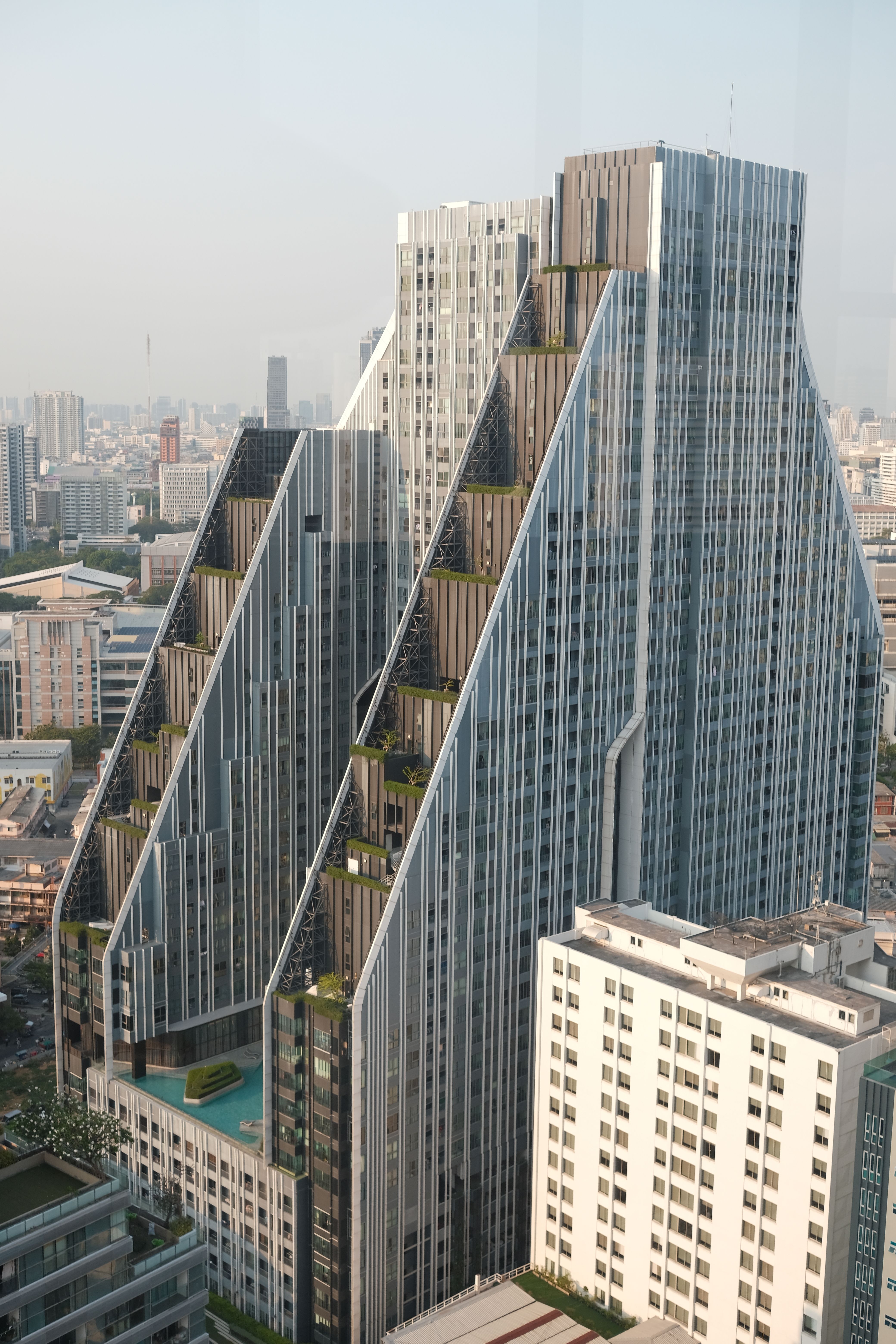 A tall building with a large green roof · Free Stock Photo