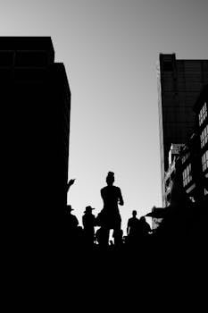 城市环境中，高耸建筑物映衬下的人们呈现出戏剧性的黑白轮廓