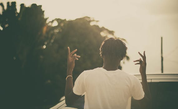 日落时分，一名身穿休闲服装的男子在户外摆姿势