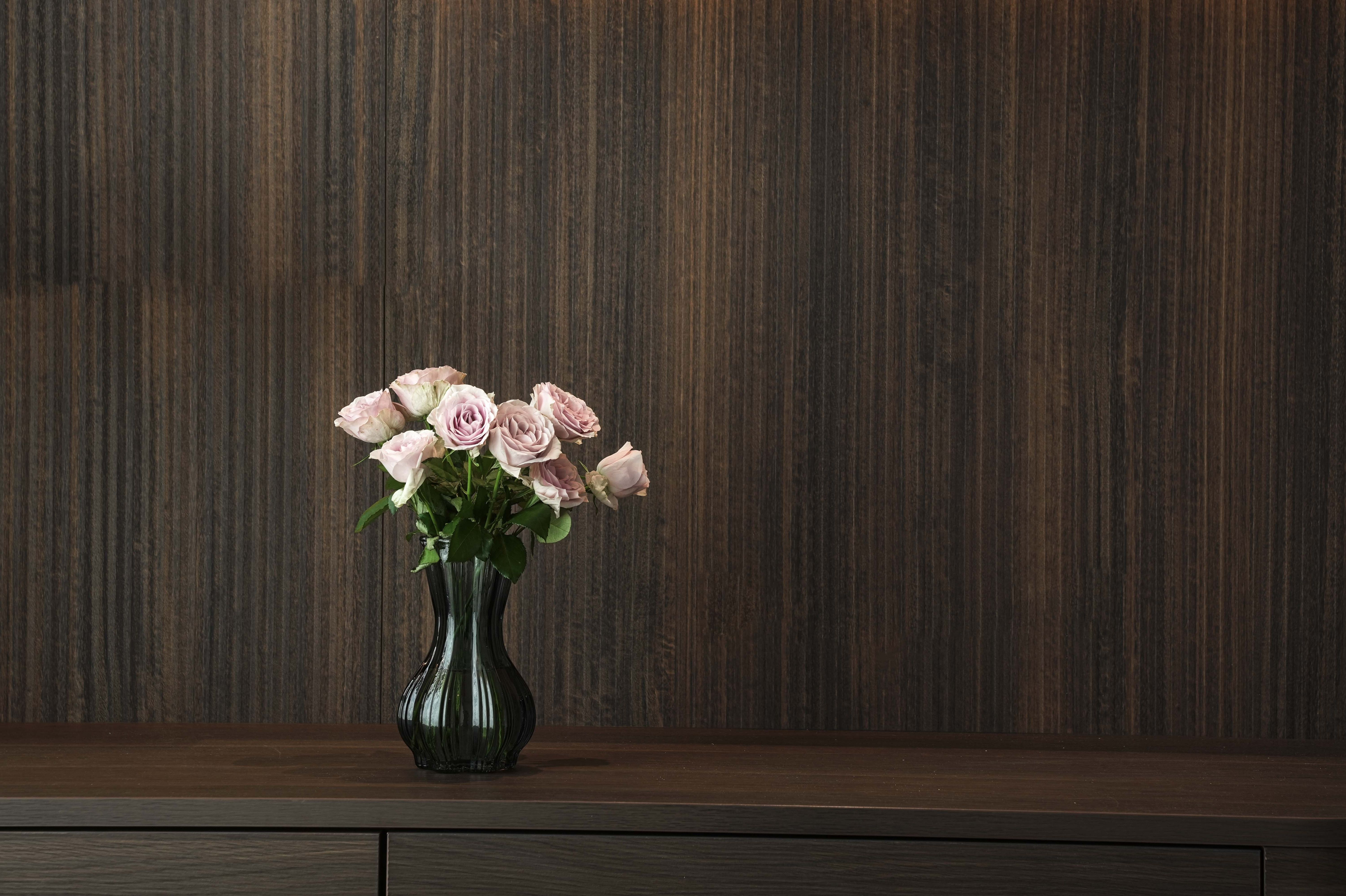 Moderne Bürodekoration mit Blumenarrangement