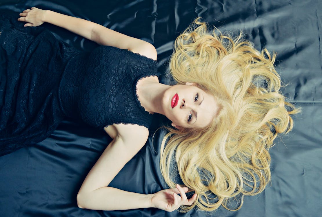 Безкоштовне стокове фото на тему «блондинка, волосина, вродлива»