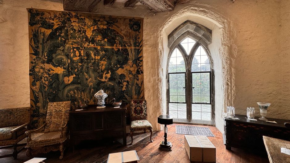 Gothic decor style interior — A beautifully decorated room in Leeds Castle, showcasing vintage furniture and an ornate tapestry.