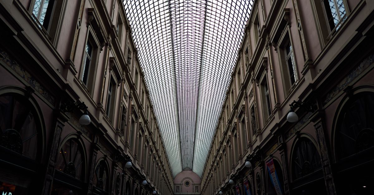A long building with a roof · Free Stock Photo