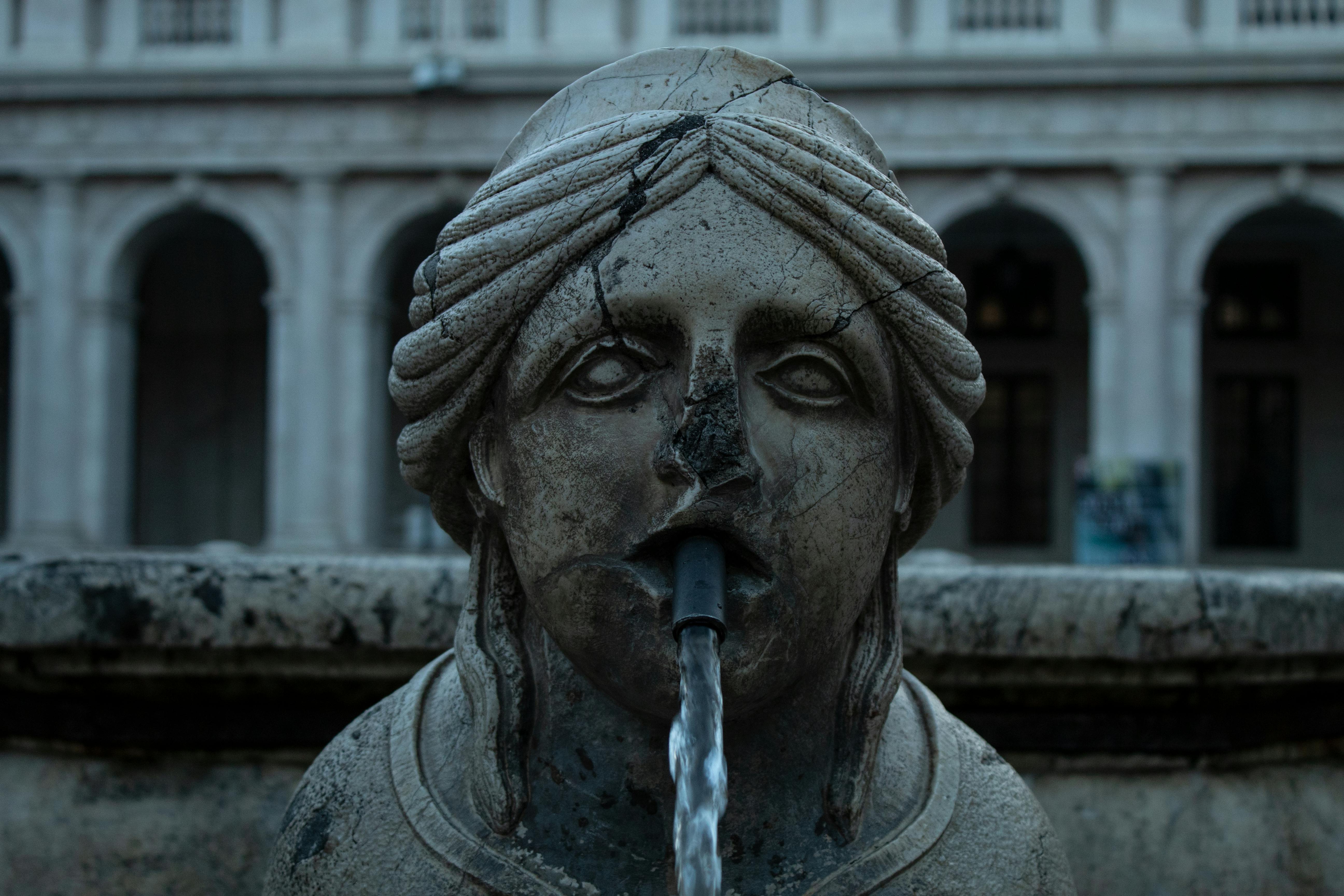 statua e fontana italiana