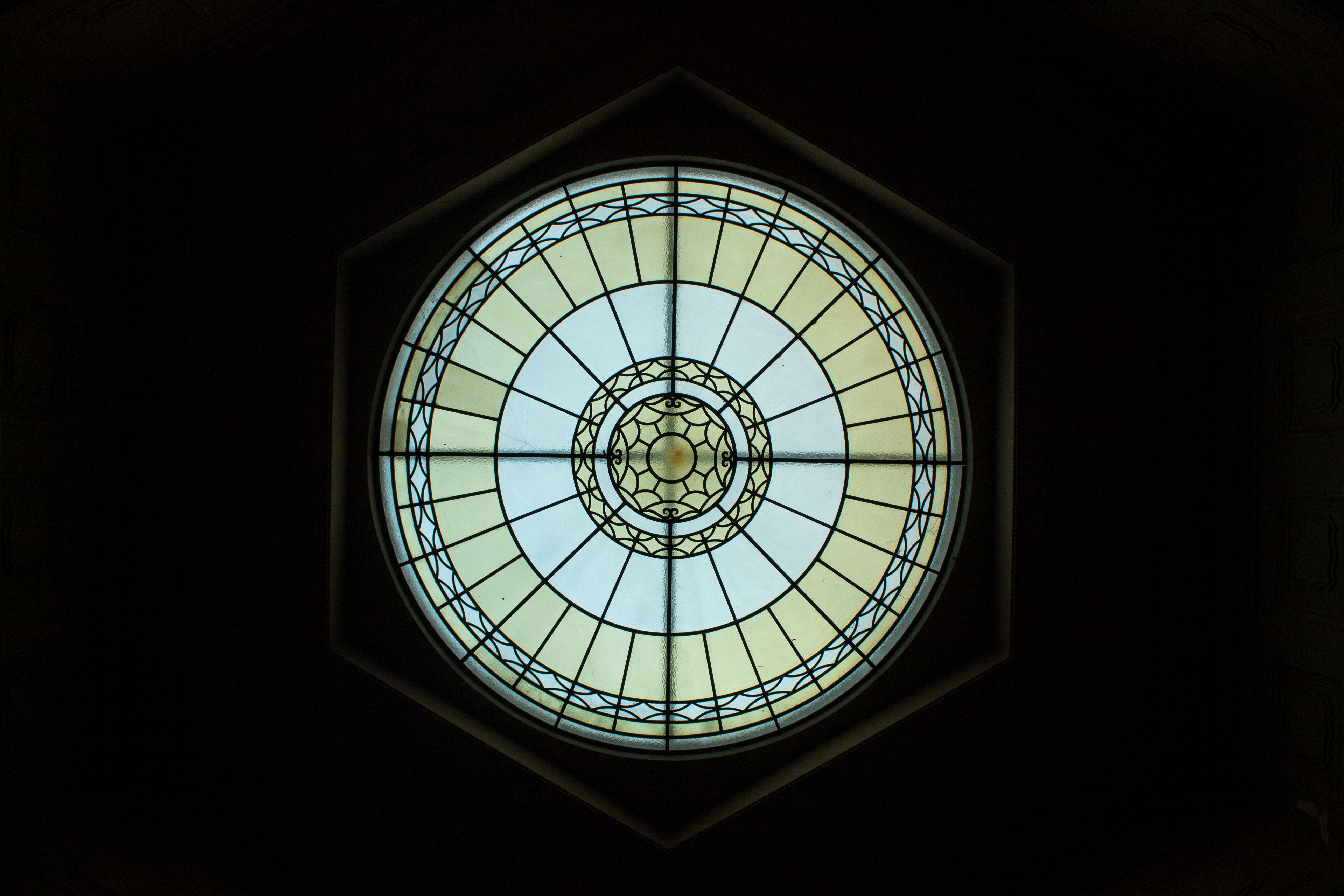 Kleurrijk glas-in-lood boven vintage houten deur.