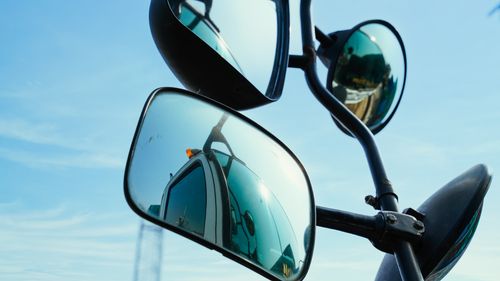 Free Detailed view of truck mirrors reflecting clear blue sky and road. Stock Photo