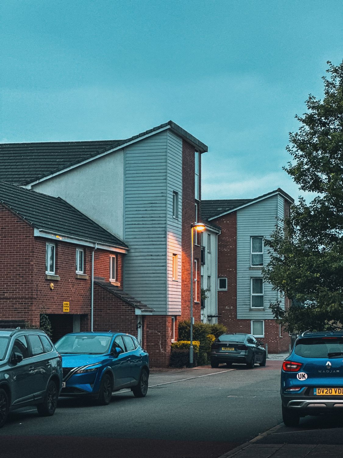 A car parked in front of a row of houses · Free Stock Photo