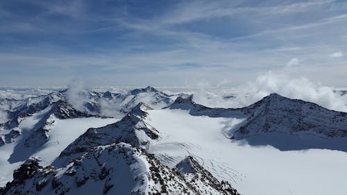 Montañas Cubiertas De Nieve