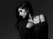 迷人的黑白肖像展现了女性的优雅