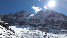 明媚阳光下，意大利斯泰尔维奥的壮丽雪山展现出冬日的美丽