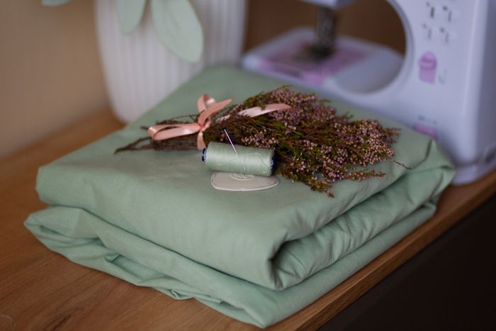 Still life with green fabric and thread — olga Volkovitskaia on Pexels