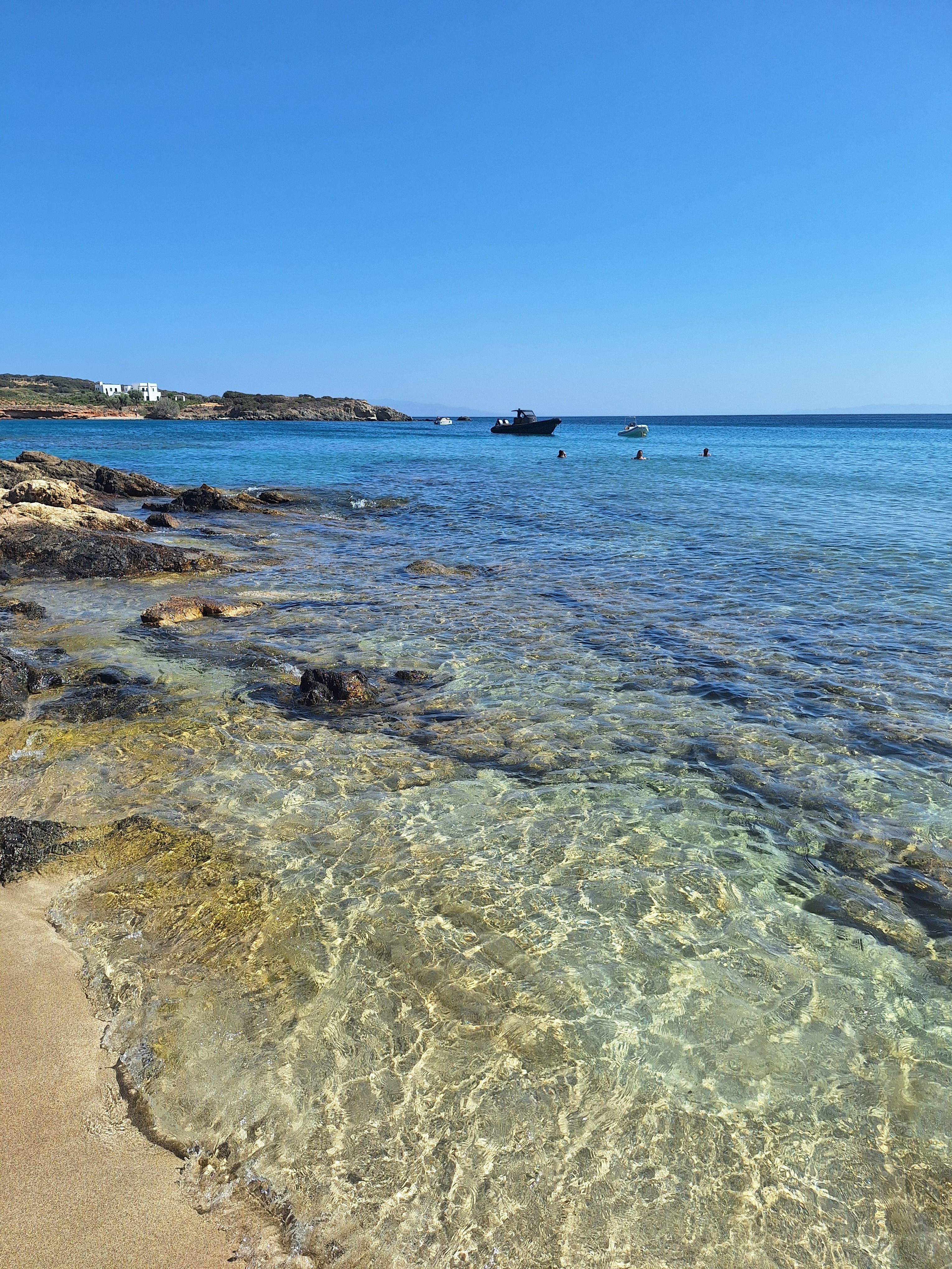Αιγαιοπελαγίτικο καλοκαίρι — λευκά σπίτια και γαλάζια θάλασσα