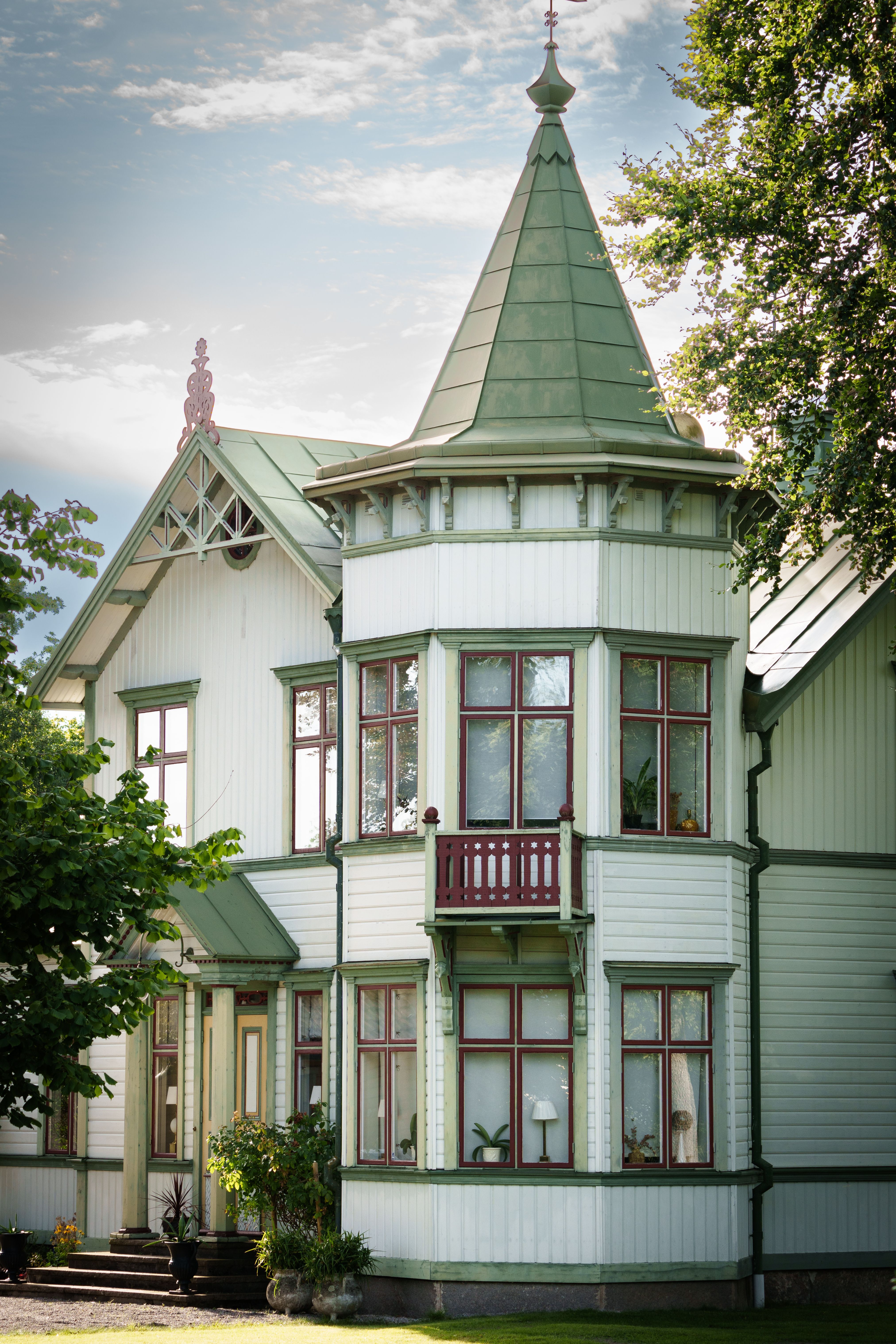 A large white house with a green roof · Free Stock Photo