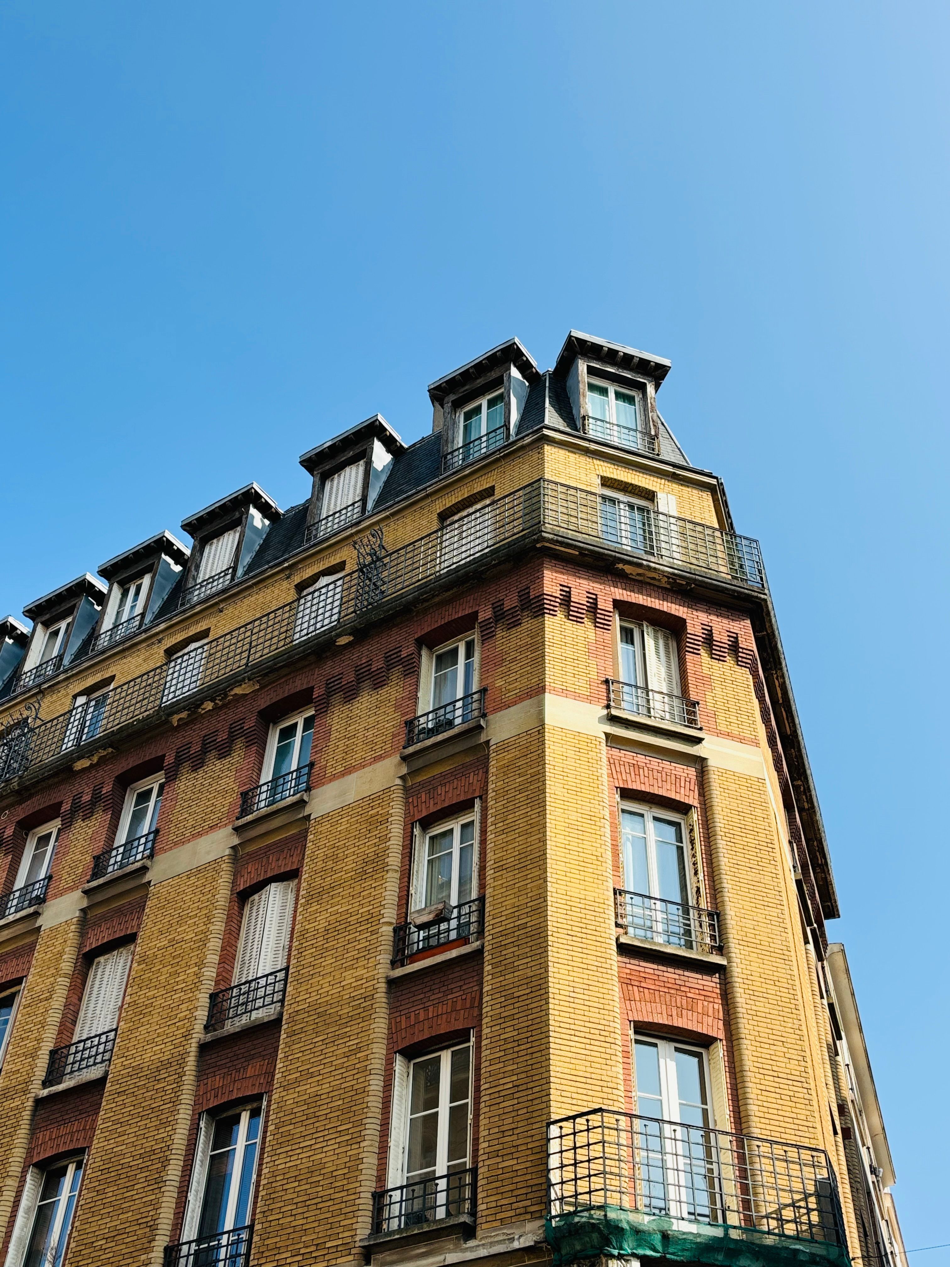 Immeuble parisien haussmannien vu depuis la rue