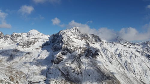 青空の下の雪に覆われた山