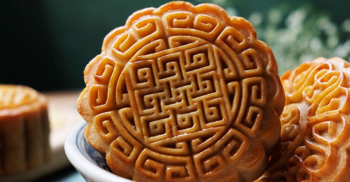 Small Mooncake A bowl of mooncakes with a small plate of them · Free Stock Photo