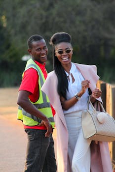 在南非，两名成年人在户外微笑，捕捉到了幸福和友谊的时刻