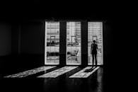 一幅戏剧性的黑白图像，展现了带有大窗户的现代房间轮廓