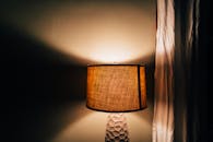 舒适的房间里，一盏质朴的台灯发出温暖的光芒，窗帘柔软