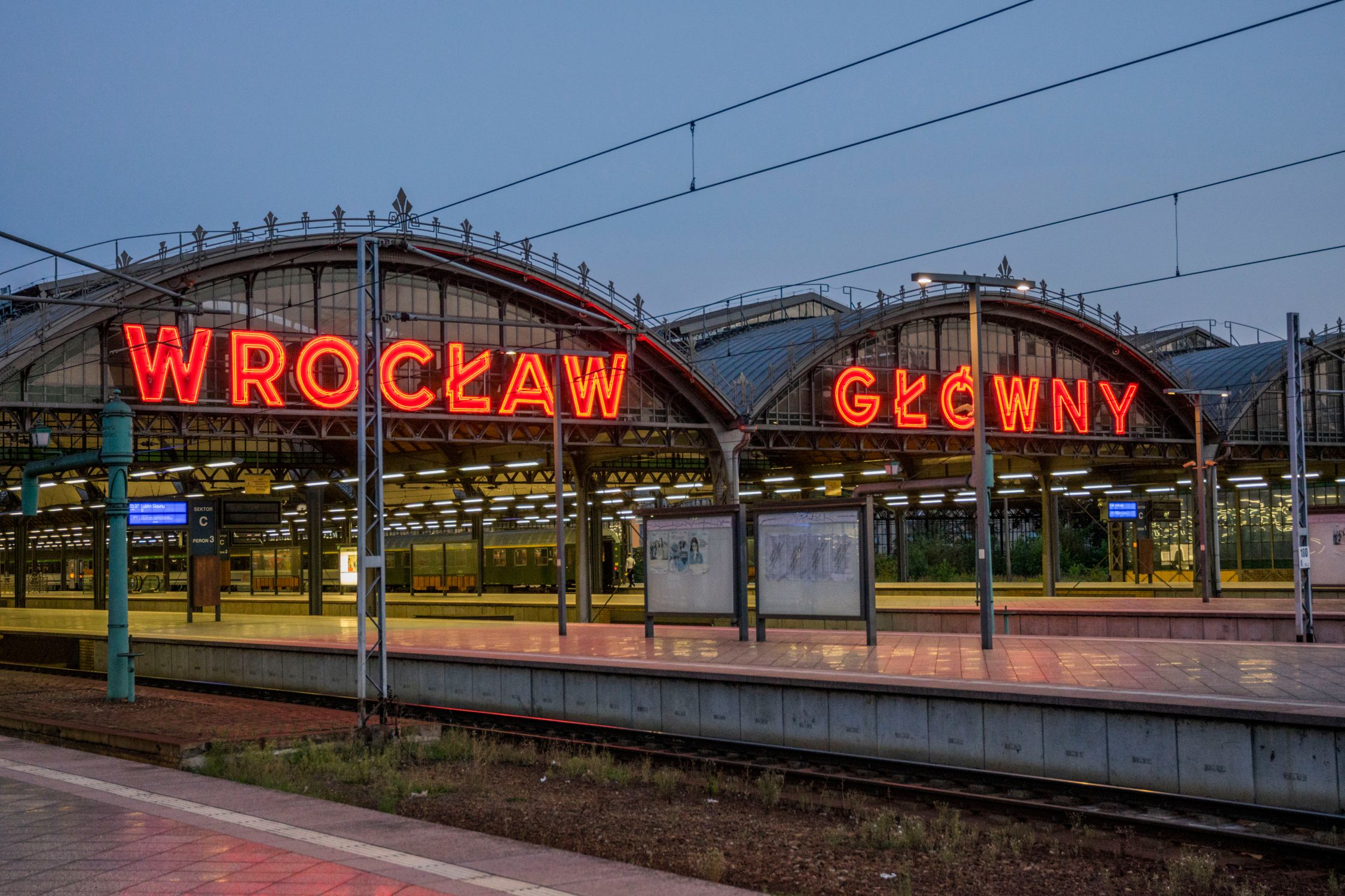 Wroclaw Glowny Neony Perony Train Station Poland Free Stock Photo wroclaw-glowny-neony-perony-train-station-poland-free-stock-photo