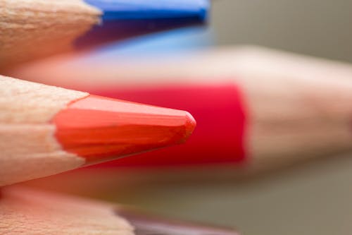 Darmowe zdjęcie z galerii z czerwone i niebieskie, jasne kolory, kolorowe ołówki