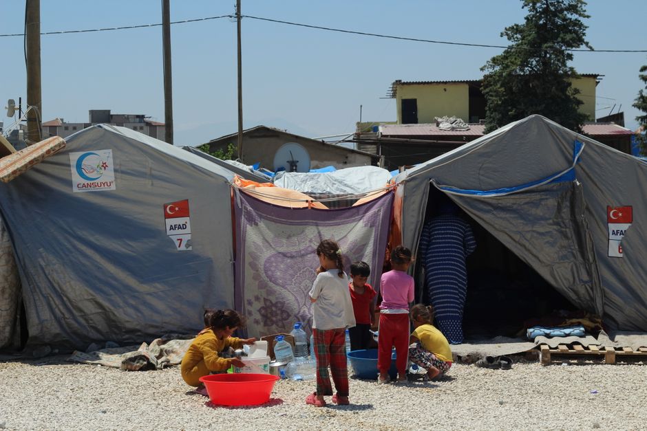 재난지원금 지급대상: 올해 내 이름도 포함됐을까? 13 Group of children at a temporary tent camp highlighting post-disaster resilience.