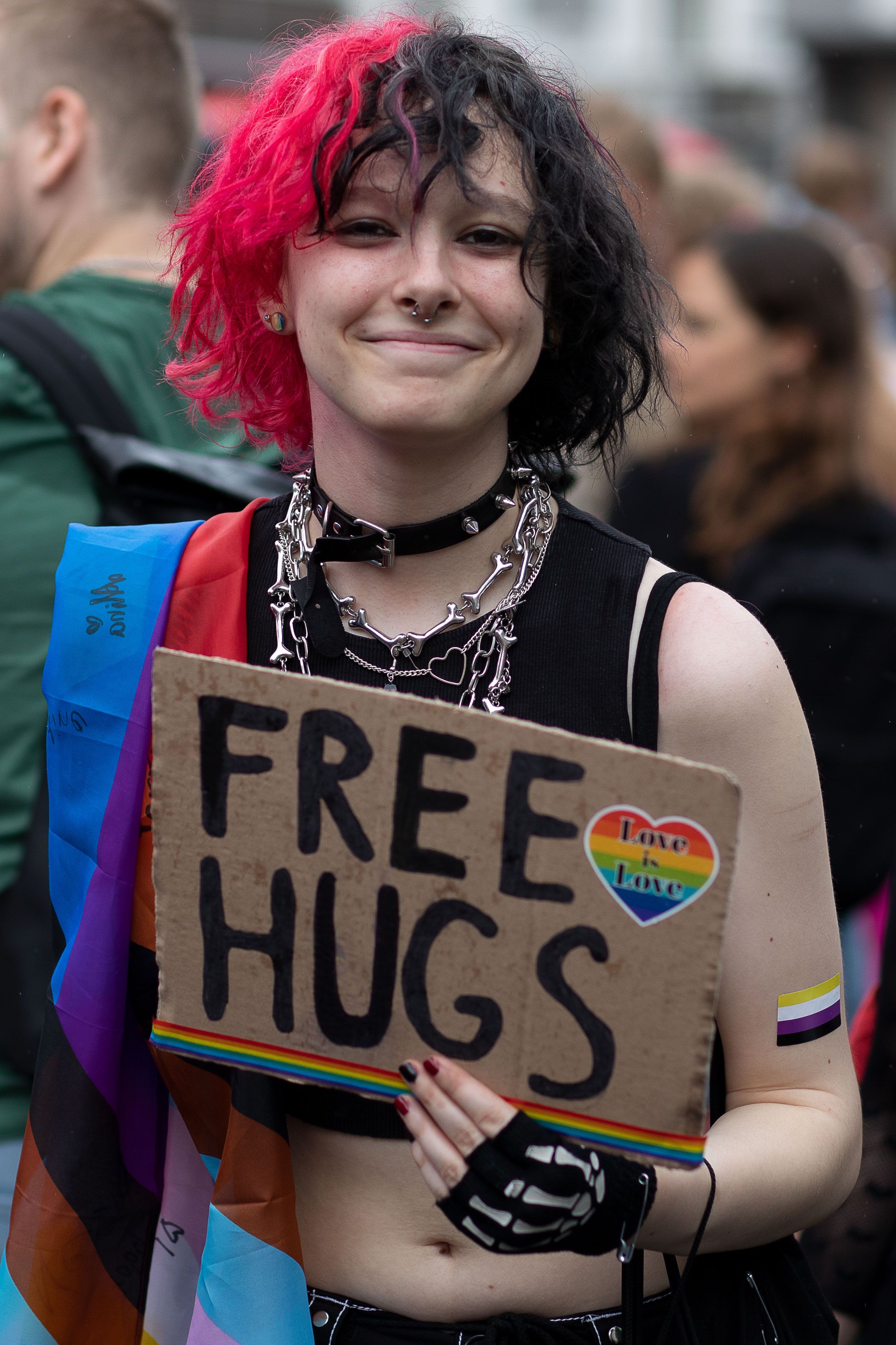 A woman holding a sign that says free hugs · Free Stock Photo