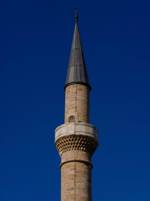 Free Historic minaret in Antalya, Türkiye, showcasing architectural elegance against a vivid blue sky. Stock Photo