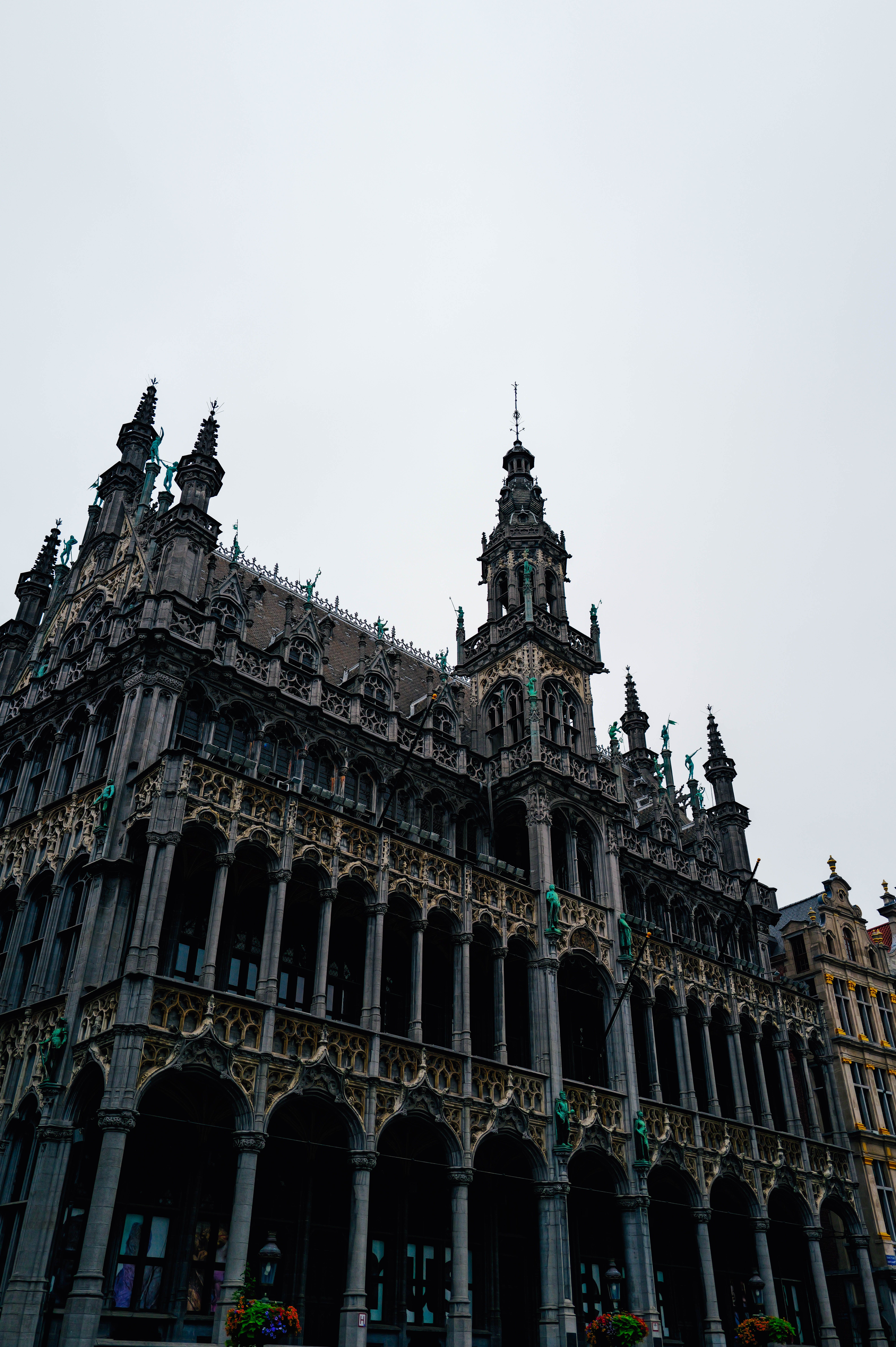 Majestueuze gotische architectuur van een iconisch monument in een Europese stad, perfect voor reisenthousiastelingen.